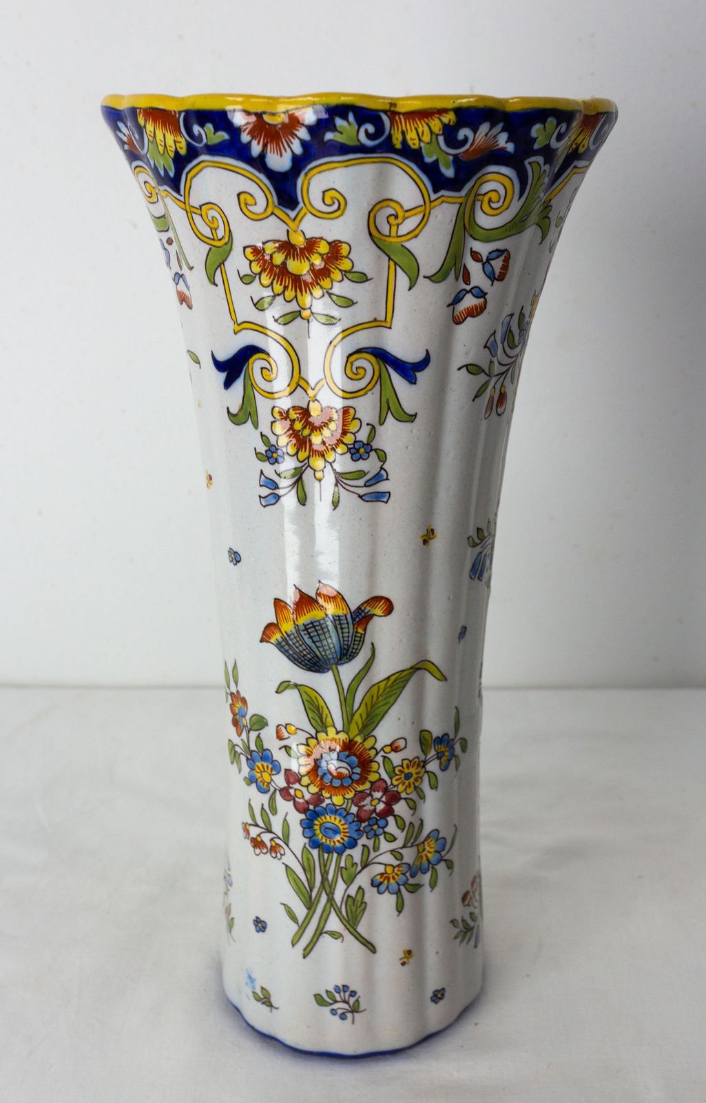 Vase en faïence Vieux Rouen à décors végétaux Art Nouveau, vers 1900 photo Décoration