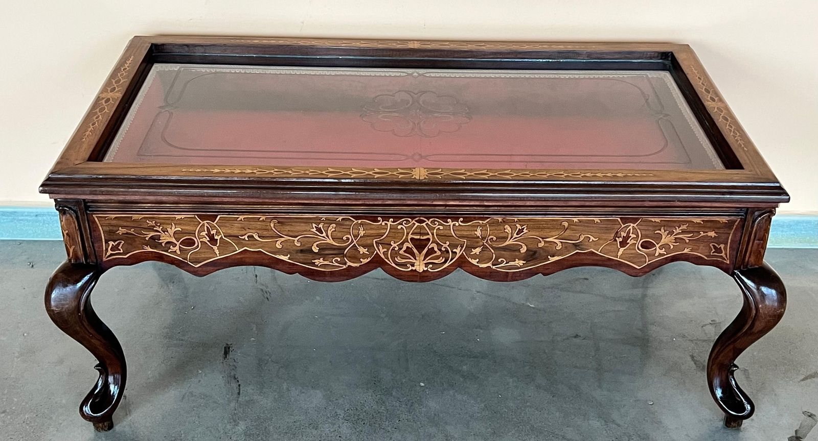 Table basse vitrine de style victorien, XXe siècle photo for sale