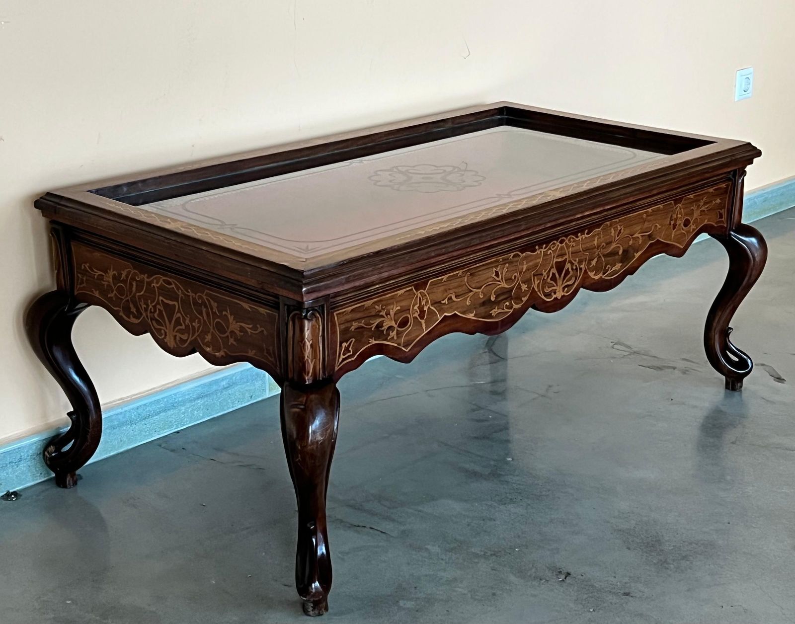 Table basse vitrine de style victorien, XXe siècle photo vinterior