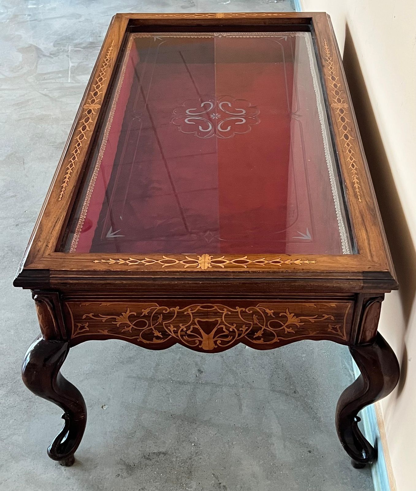 Table basse vitrine de style victorien, XXe siècle photo buy