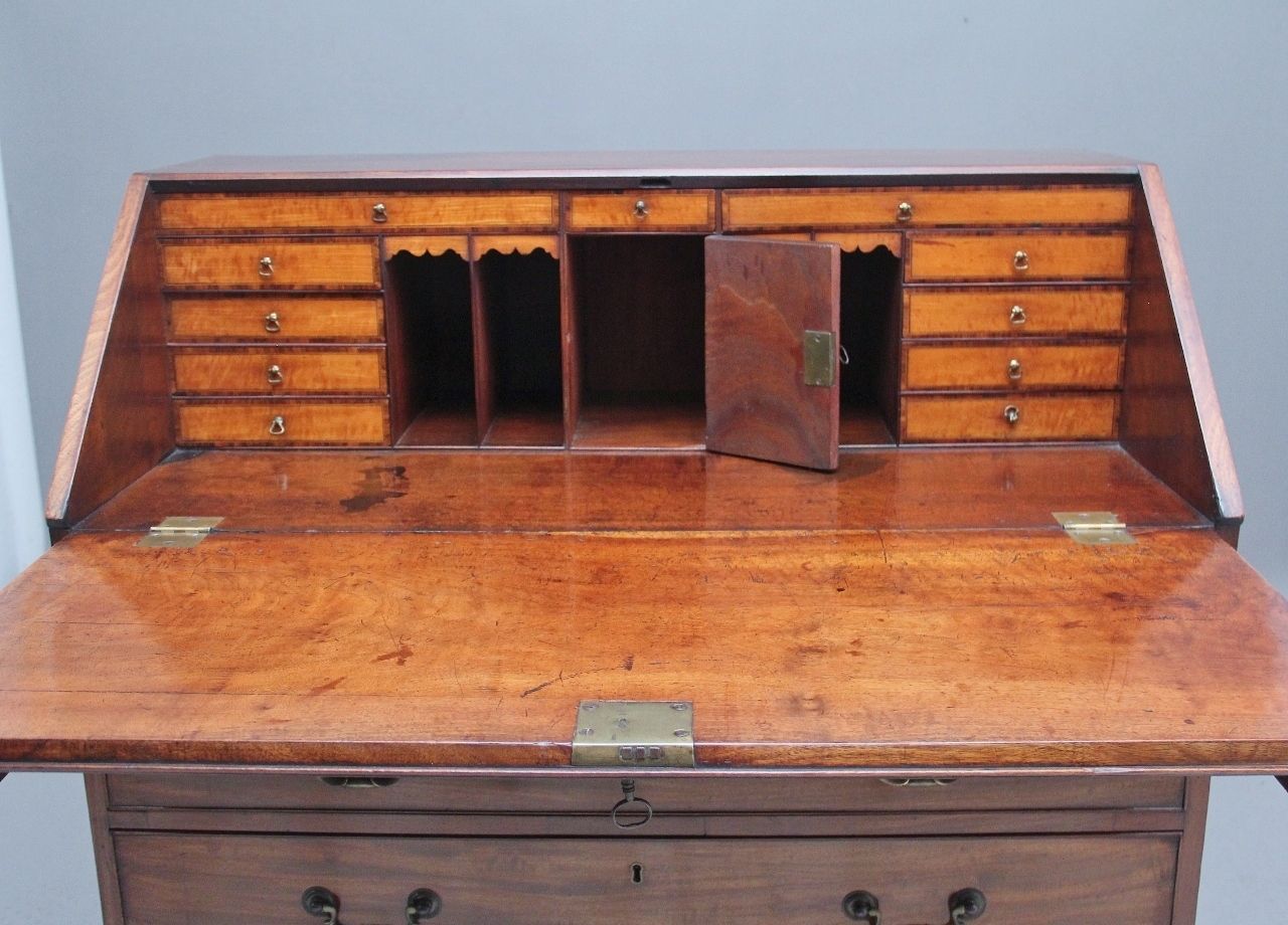 photo furniture 18th Century Mahogany Bureau, 1700s
