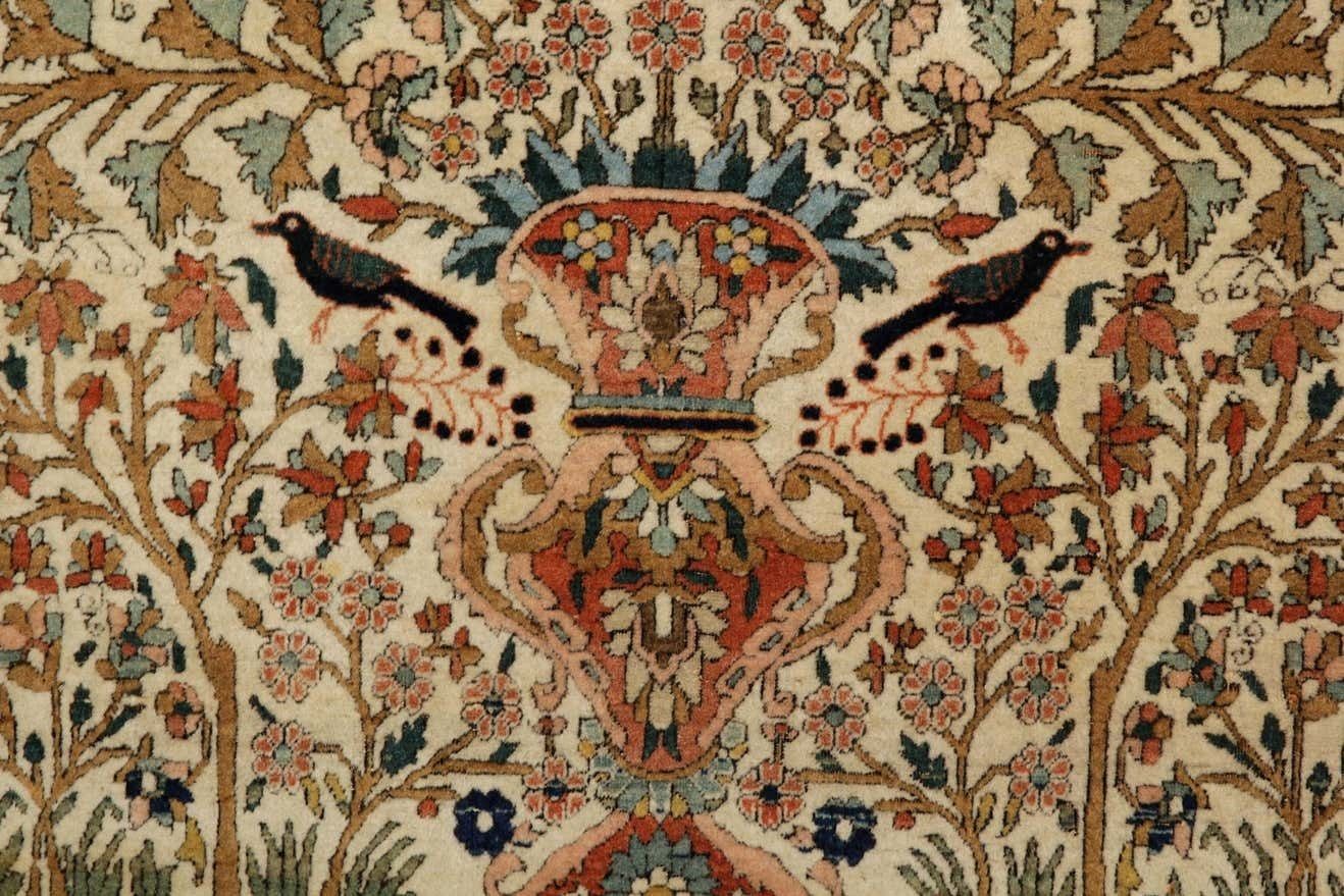 Traditional Carpet Vase Rug Hand Knotted Antique Living Room Rug photo furniture