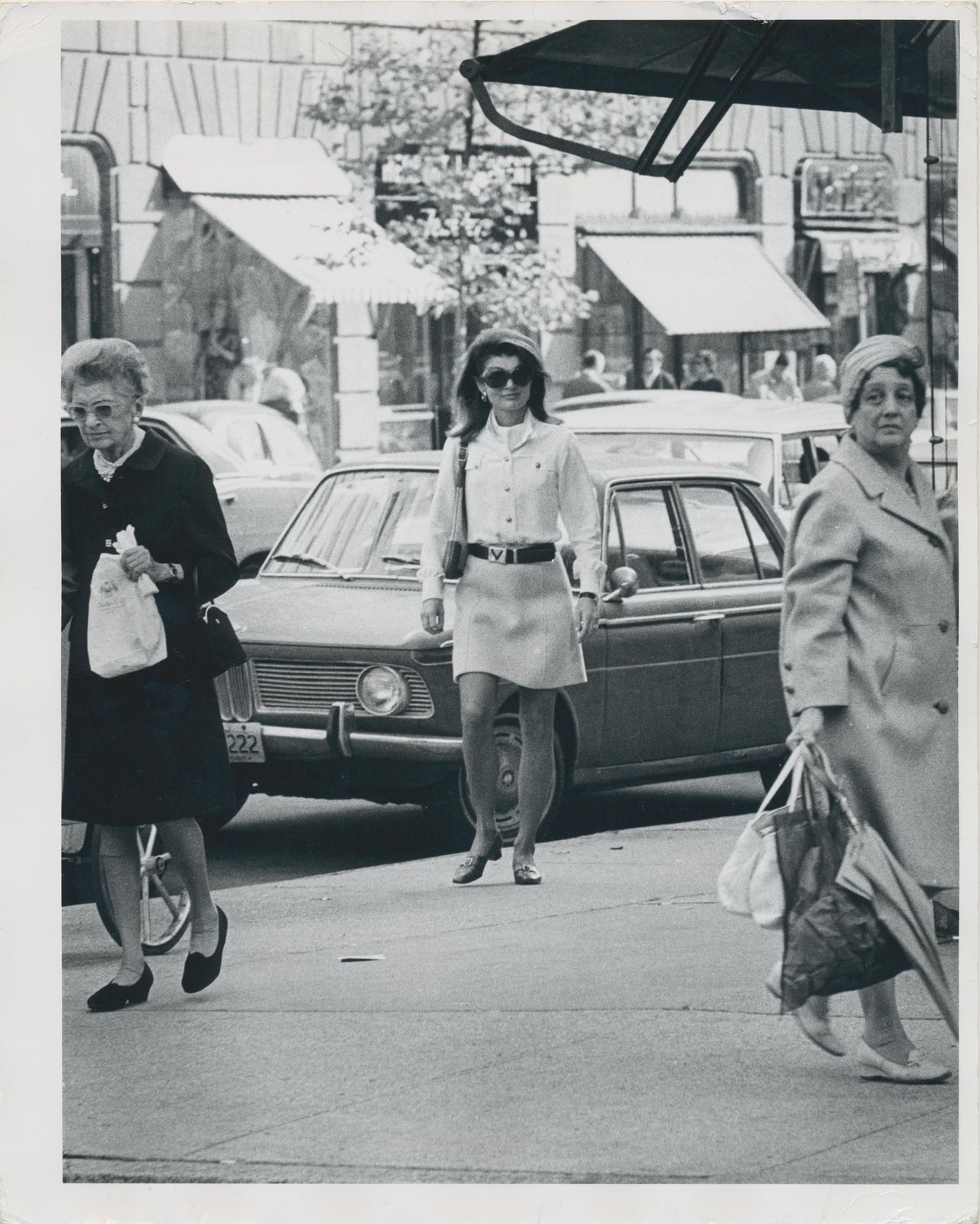 Thomas J. Wargacki Jackie Onassis; Street Photography; 1970s, 25,2 X 20,2 Cm