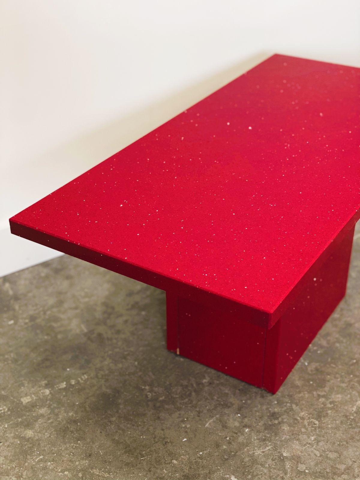 Vintage Salontafel Van Rood Graniet. photo furniture