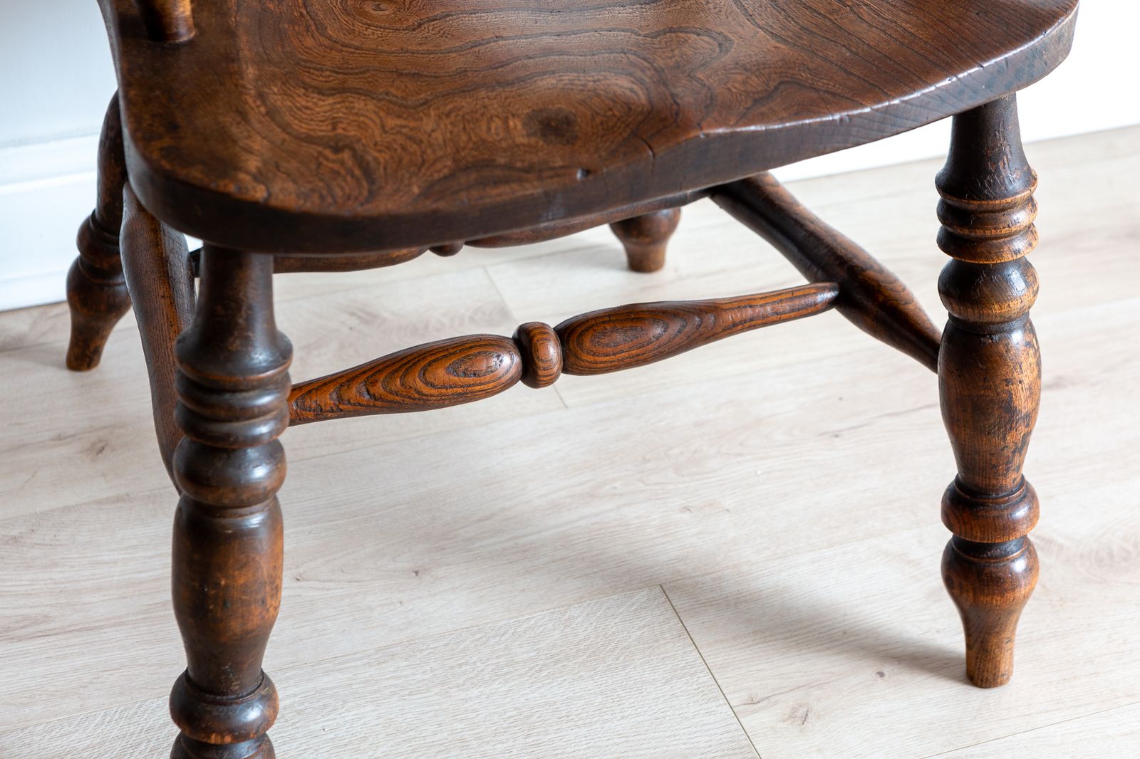 photo vinterior Unique 19th Century Stamp Marked Broad Arm Antique Yorkshire Windsor Chair