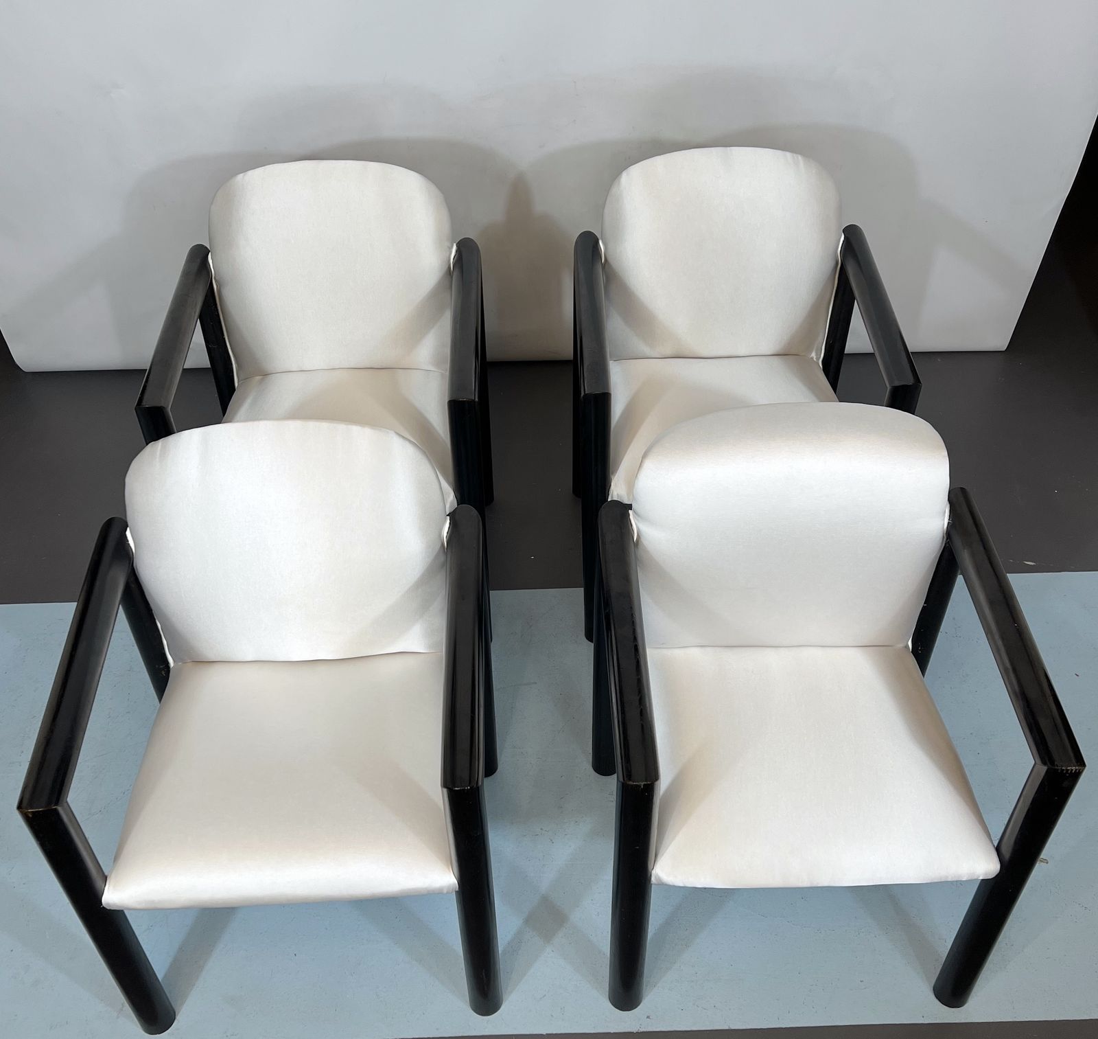photo vintage Mid Century Italian Modern Set Of 4 Armchairs From 70s