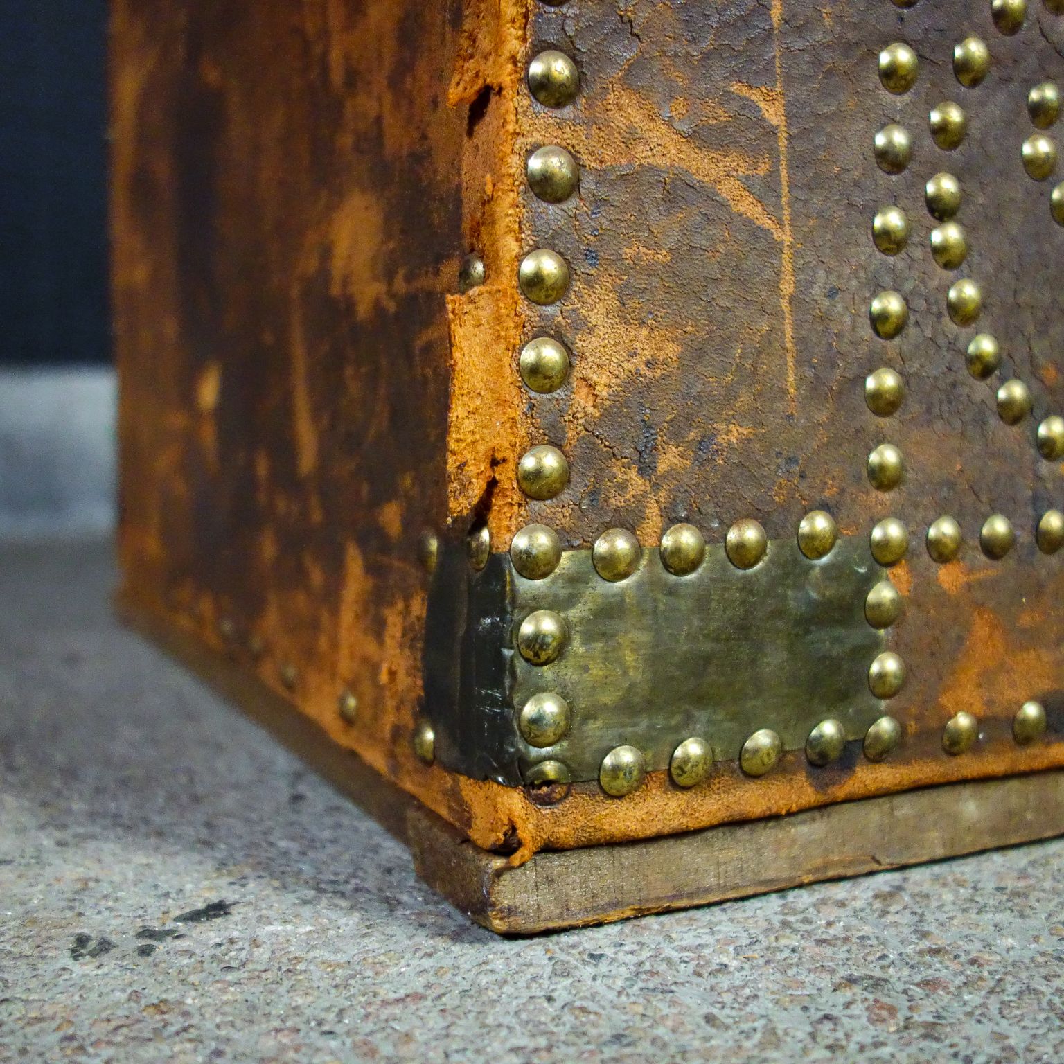 photo furniture Brocante Swedish Wedding Chest – Leather – 19th Century