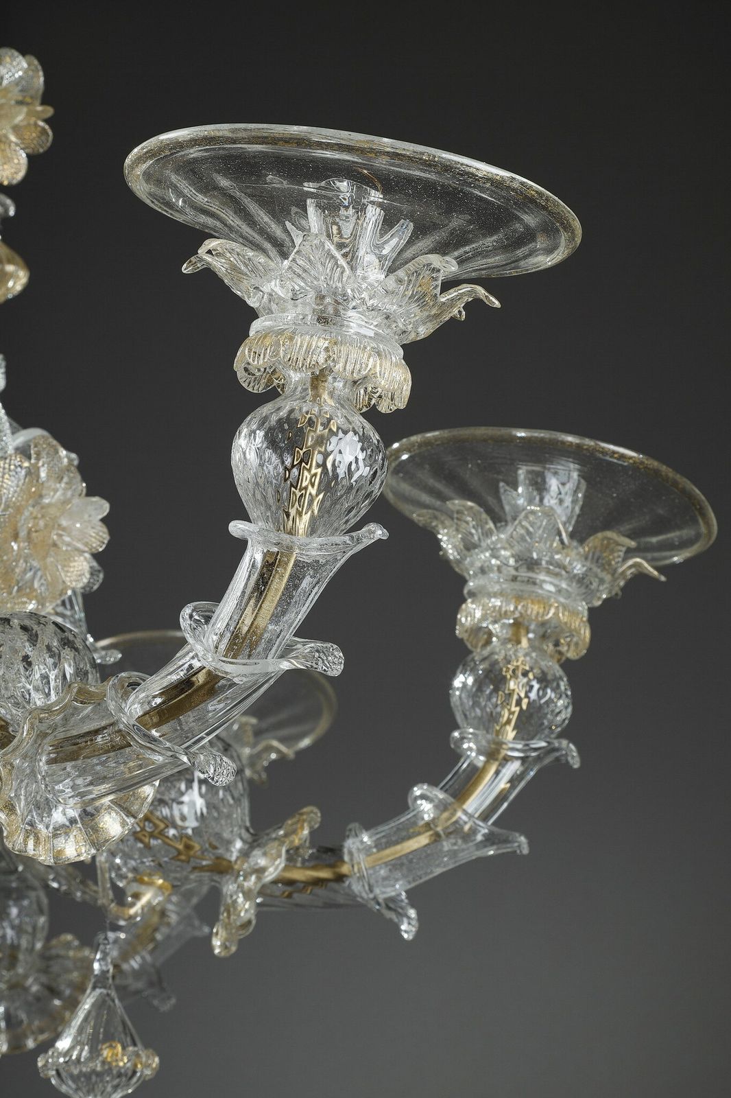 photo vinterior Large Murano Glass Chandelier With Eight Arms Of Light Decorated With Gold