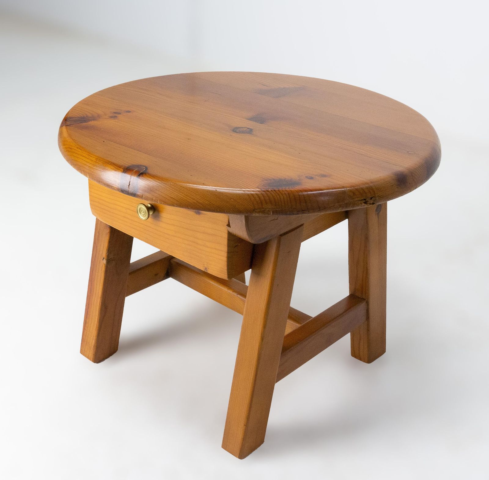Table basse ronde française en pin avec tiroir, table de chevet, vers 1970 photo furniture