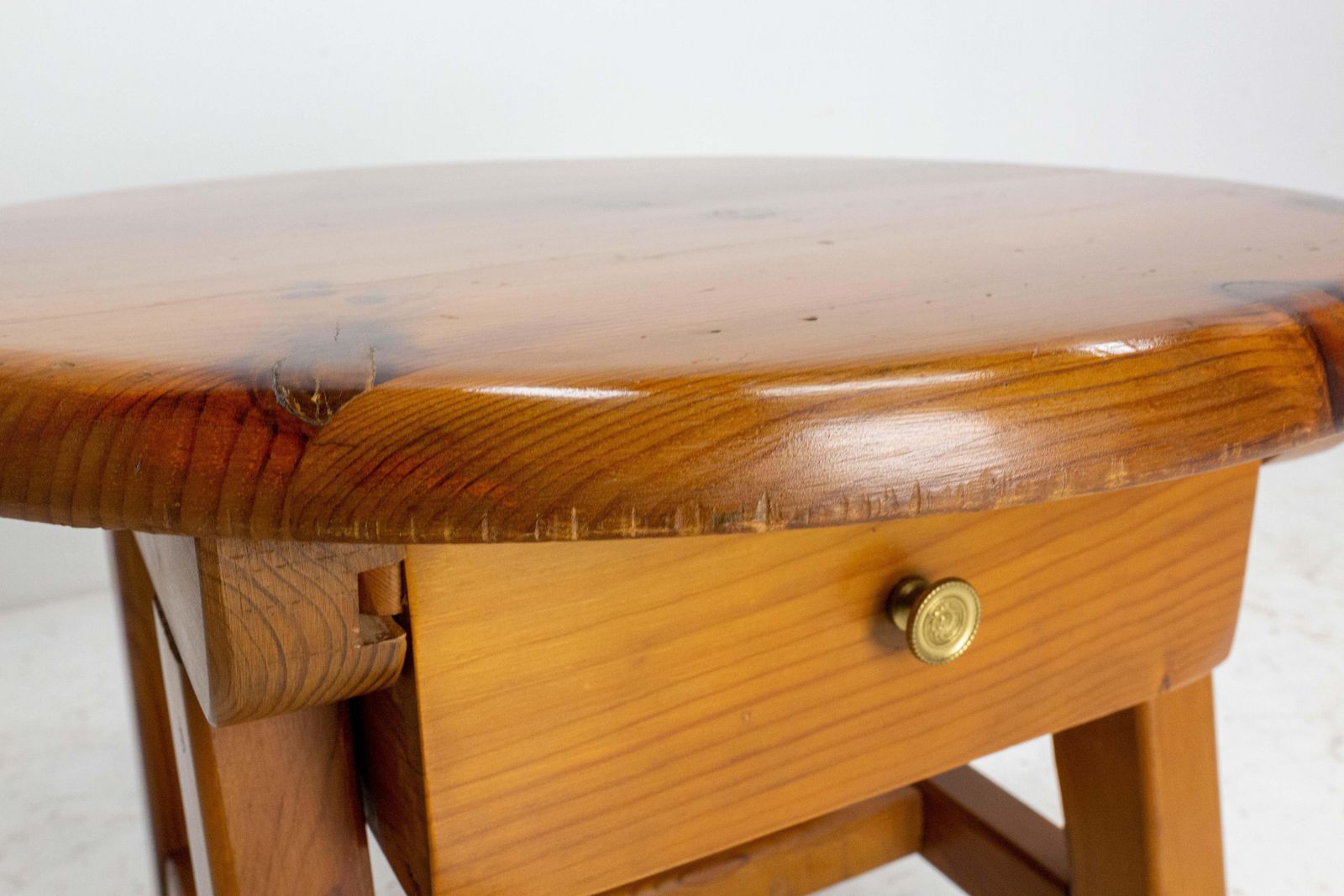 Table basse ronde française en pin avec tiroir, table de chevet, vers 1970 photo Mobilier