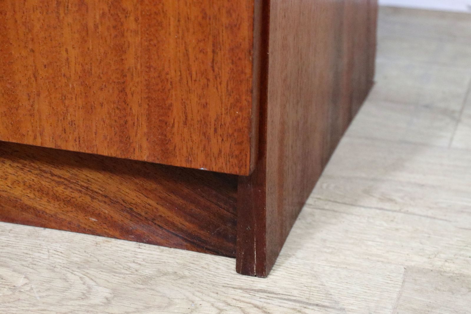 Furniture A Lovely Pair Of Retro Teak Veneered Bedside Cabinets. photo