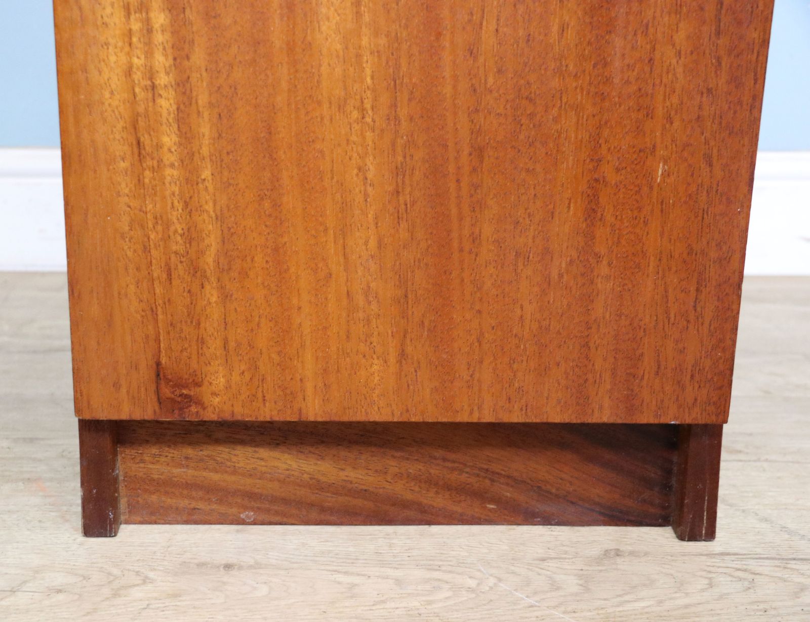 photo vintage A Lovely Pair Of Retro Teak Veneered Bedside Cabinets.