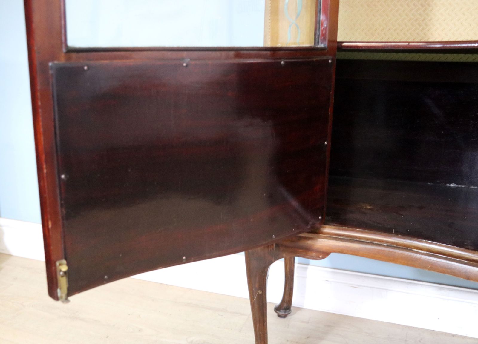 photo vintage A Superb Edwardian Mahogany, Satinwood Inlaid And Floral Painted Display Cabinet.