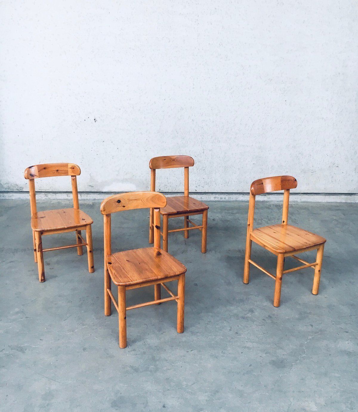 photo furniture Deense Grenenhouten Stoelen En Tafel In De Stijl Van Rainer Daumiller, Ca. 1975