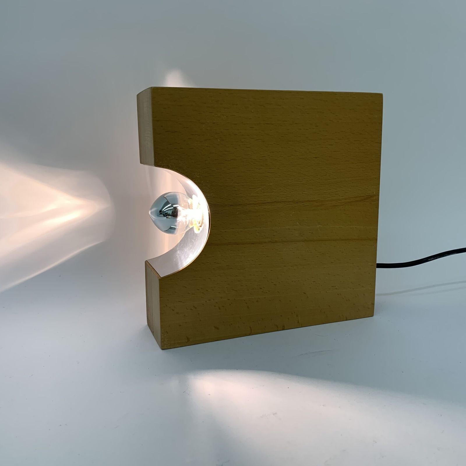 Mid Century Design Tafellamp Van Massief Hout, Jaren 1970, Minimalistisch photo for sale