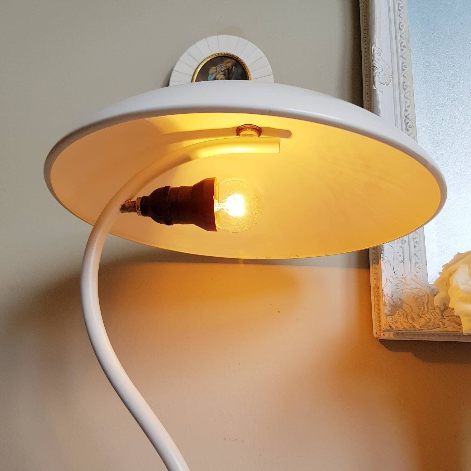 Industriële Witte Tafellamp Met Paddenstoelkap, Bureaulamp Uit De Jaren Zestig Zeventig photo vinterior