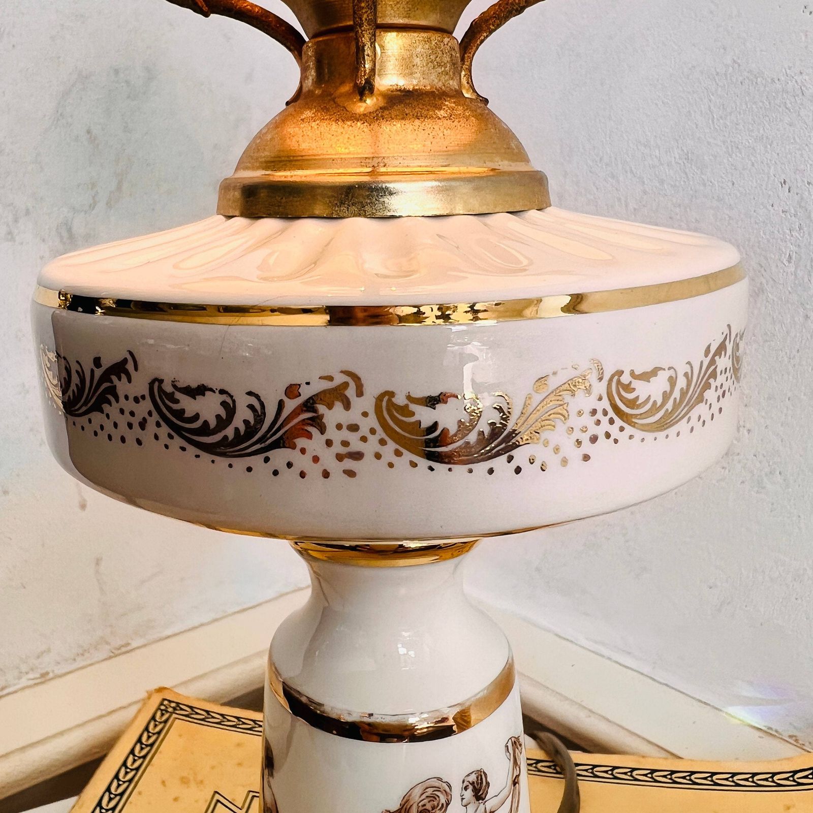 Vintage Italiaanse Porseleinen Lamp, Olielampstijl photo Verlichting