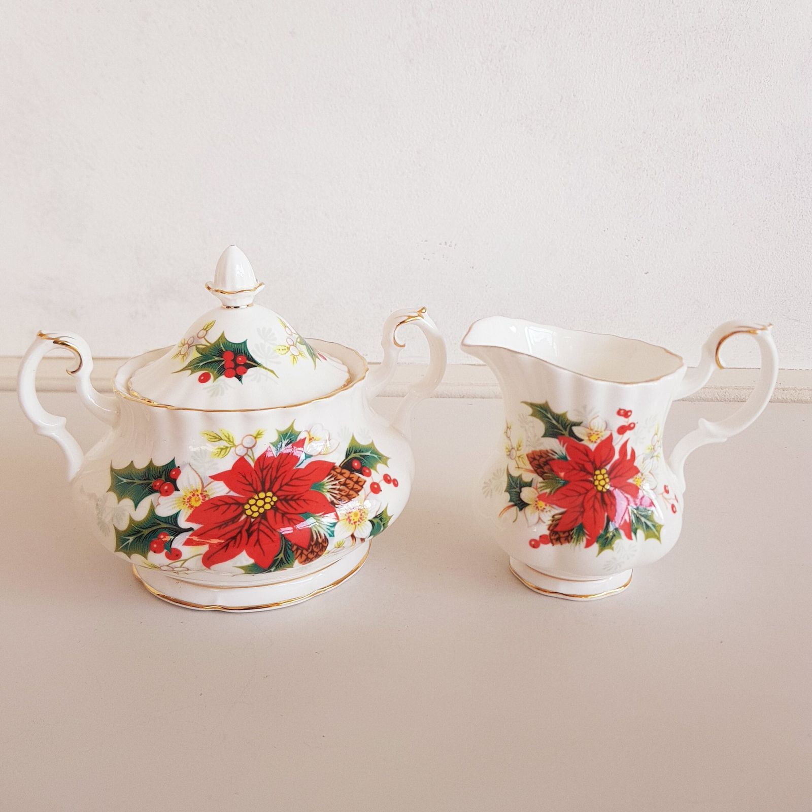 Royal Albert 'Poinsettia' Suikerpot Met Deksel En Melkkannetje