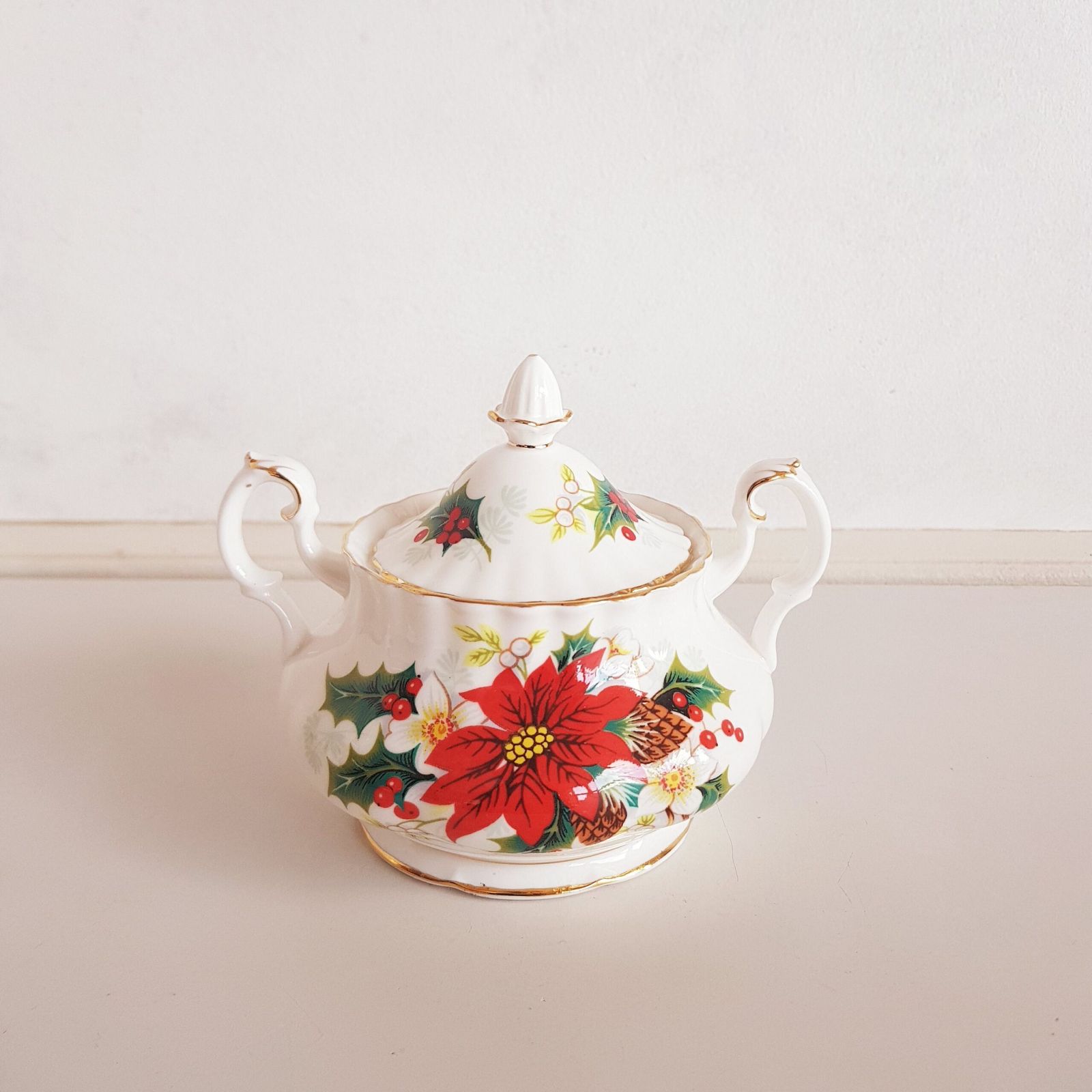 Royal Albert 'Poinsettia' Suikerpot Met Deksel En Melkkannetje photo furniture