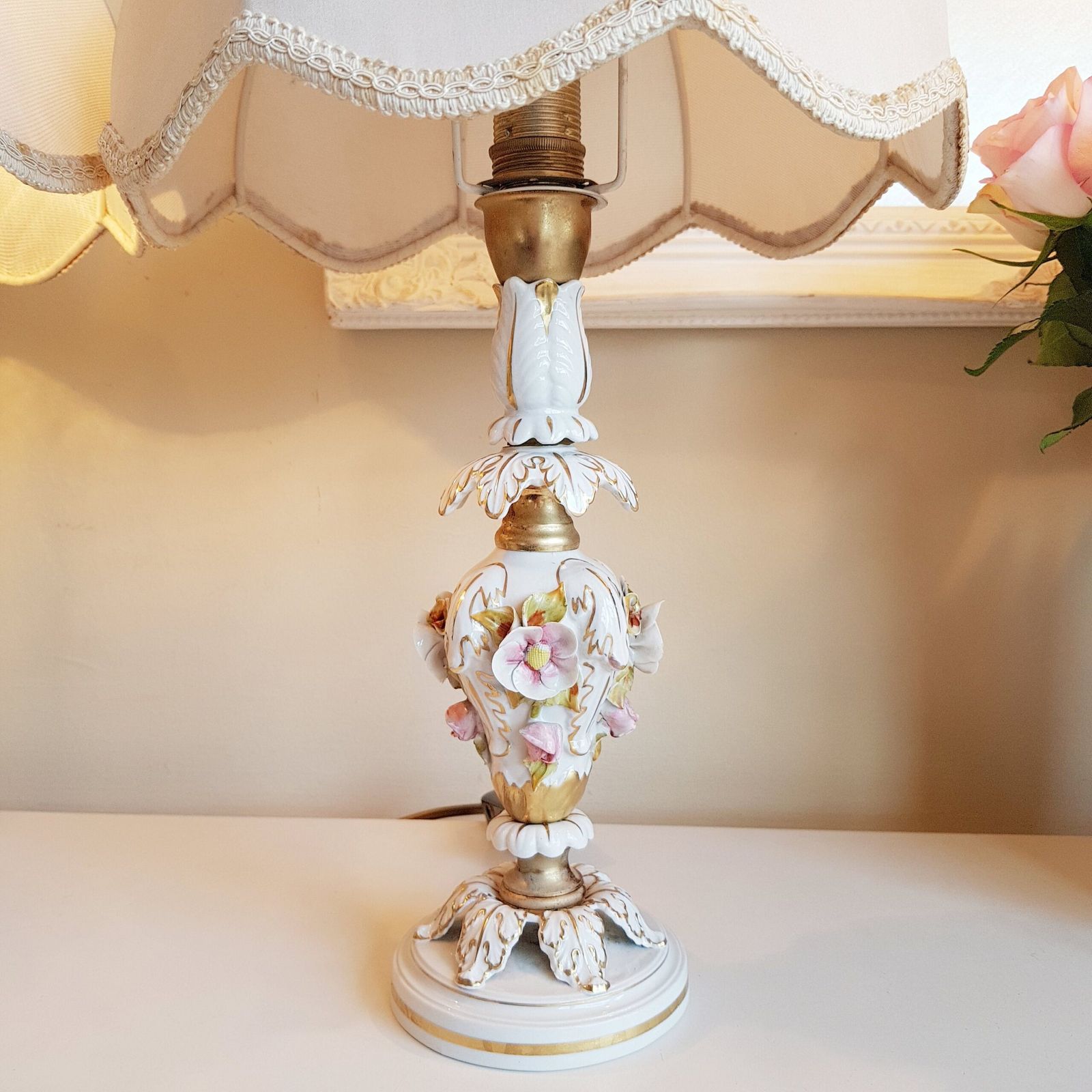 Fraai Paar Capodimonte Porseleinen Tafellampen Met Kleine Roze Rozen – Verlichting Voor Thuis, Nachtkastlampen photo for sale