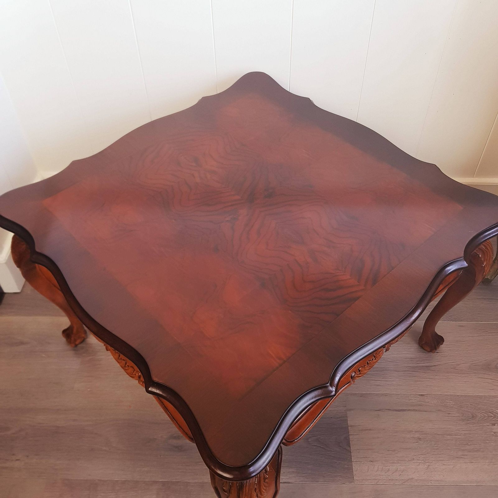 Vierkante Theetafel Van Kersenhout, Vintage Thee /Salontafel, Handgesneden Houten Thee /Salontafel, Klauwtafelpoot, Interieurmeubilair photo for sale