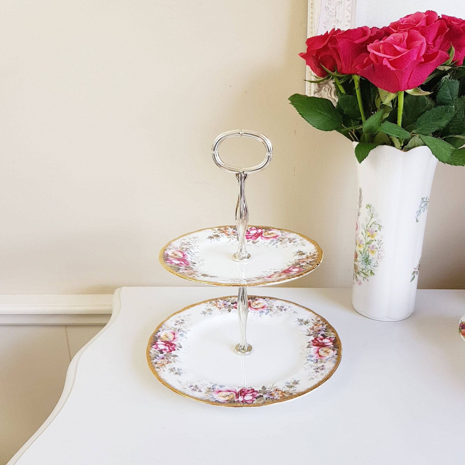 Vintage Queen Anne, Summer Rose Pattern, Fine Bone China, Dubbele Etage, Made In England photo furniture