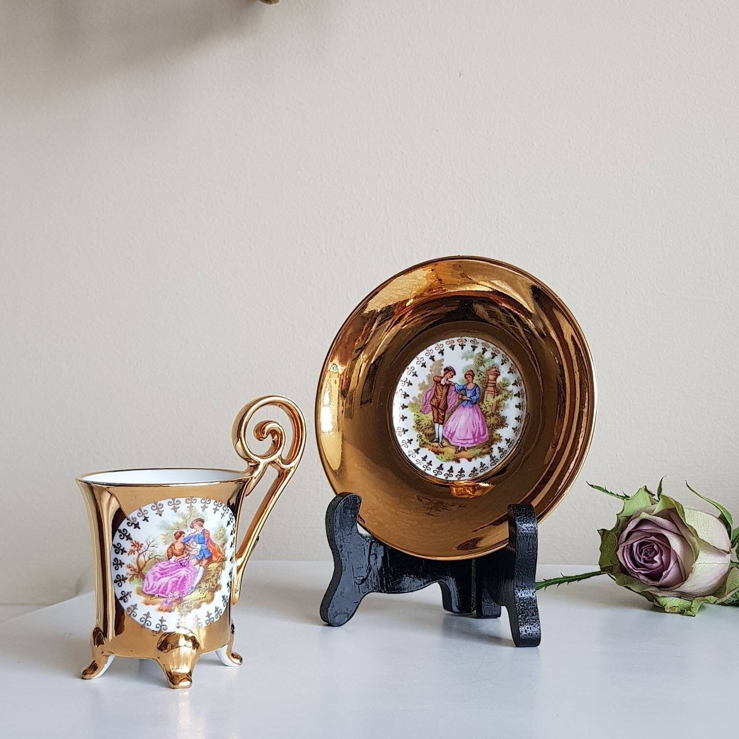 Vintage Porseleinen Set, Fragonard Taferelen, Fijn Porselein, Demitasse Kopje En Schotel, 4 Pootjes, 22 Karaat Goud, Cadeau Idee