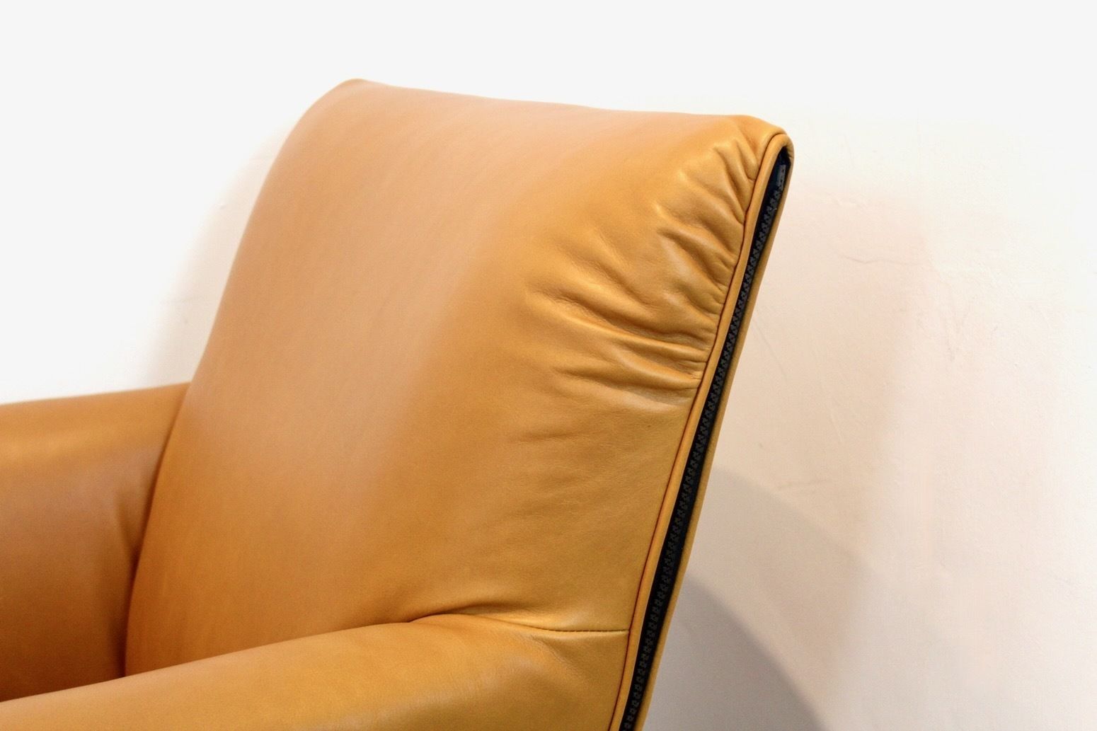 photo furniture Artifort F330 Cordoba Lounge Chairs In Soft Ochre Leather By Gerard Van Den Berg