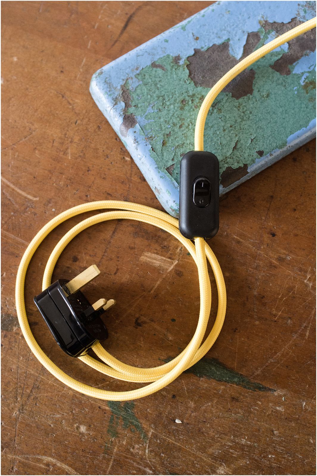 Fantastic Industrial Lab Stand Desk Bedside Lamp In Blue With Yellow Corded Lamp Holder & Lamp (244) photo vinterior