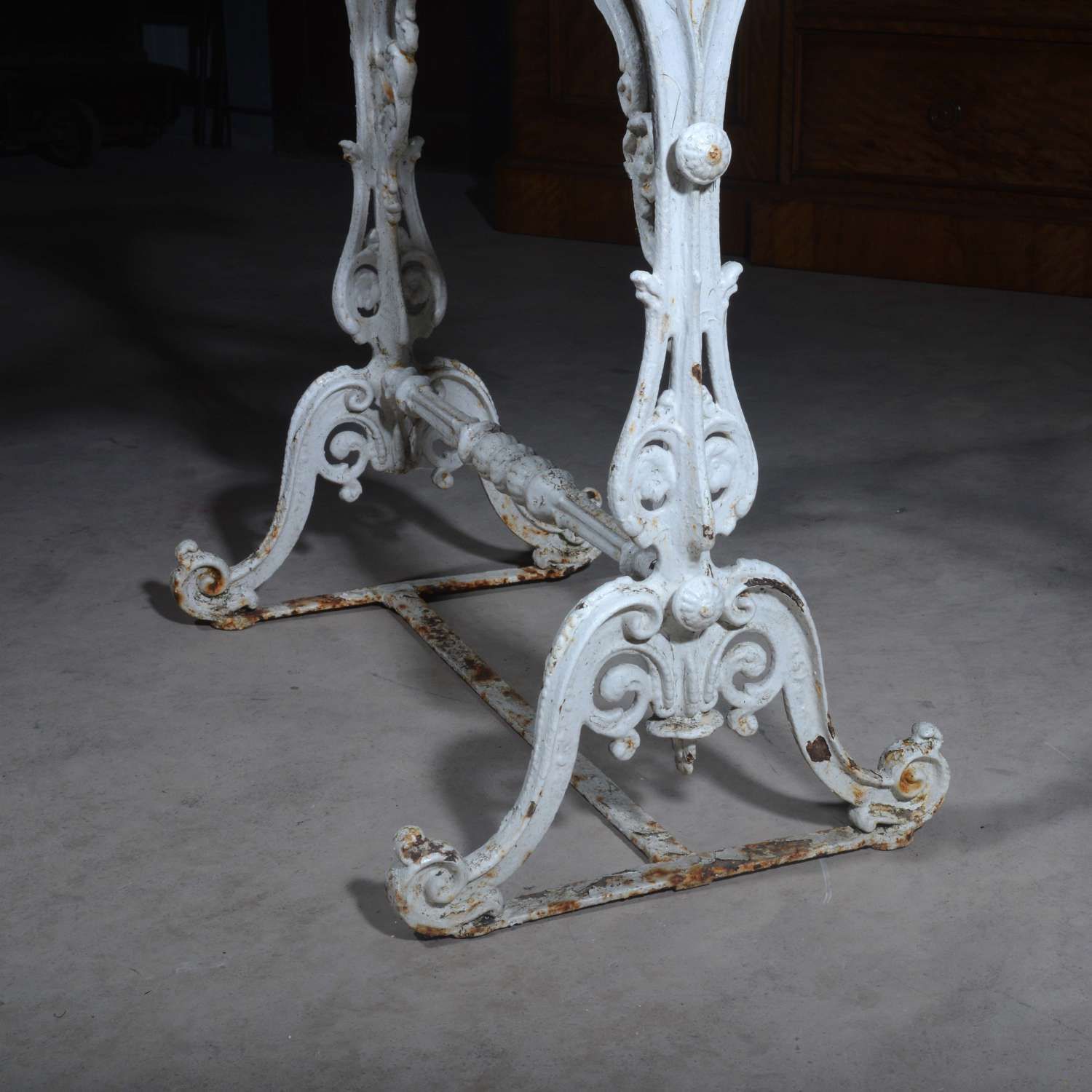 photo furniture Cast Iron Garden Table With Marble Top