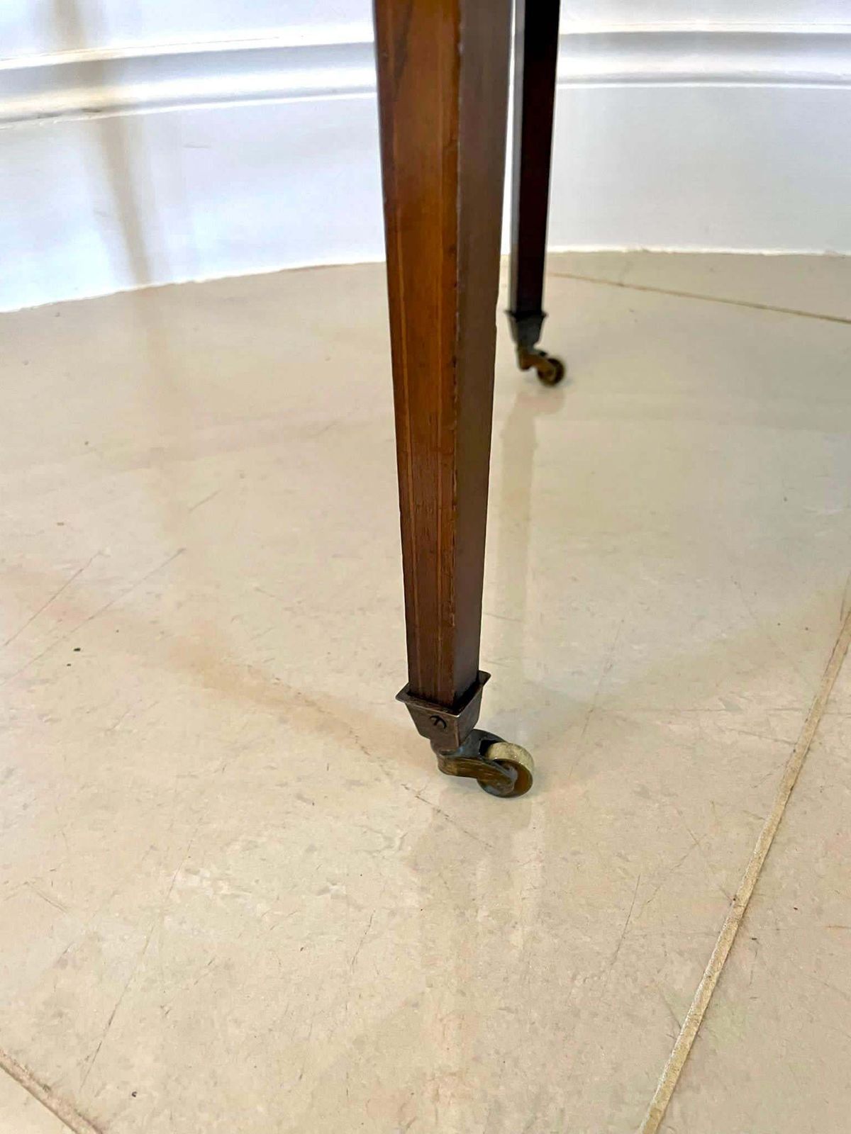 photo vintage Antique Edwardian Oval Quality Mahogany Inlaid Lamp Table