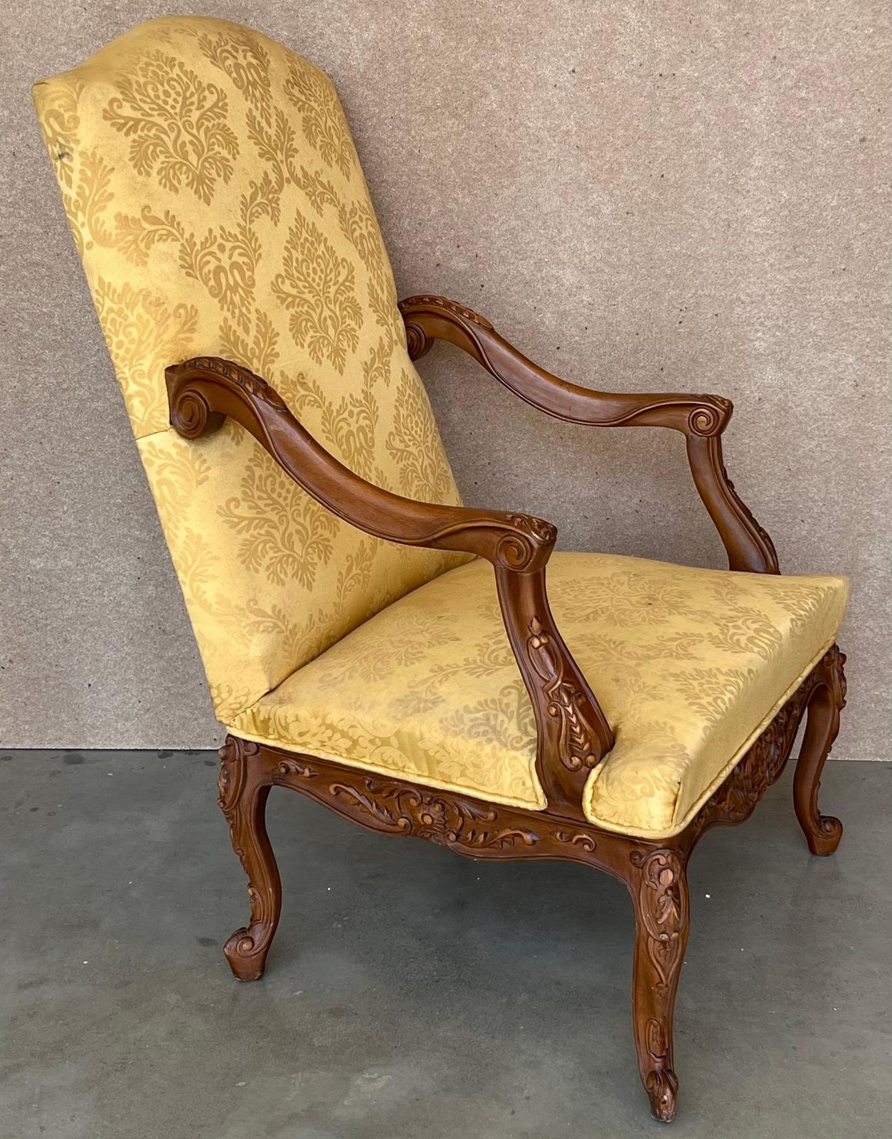 Paire de fauteuils espagnols de style Louis XVI à dossier haut en noyer sculpté, années 1900 photo buy