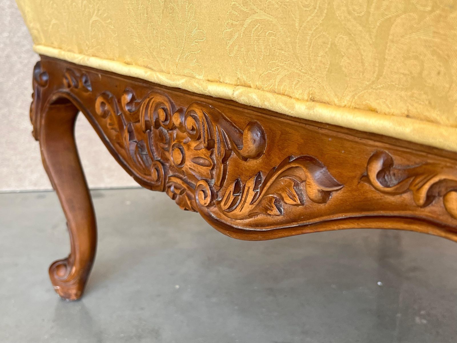 photo vintage Paire de fauteuils espagnols de style Louis XVI à dossier haut en noyer sculpté, années 1900