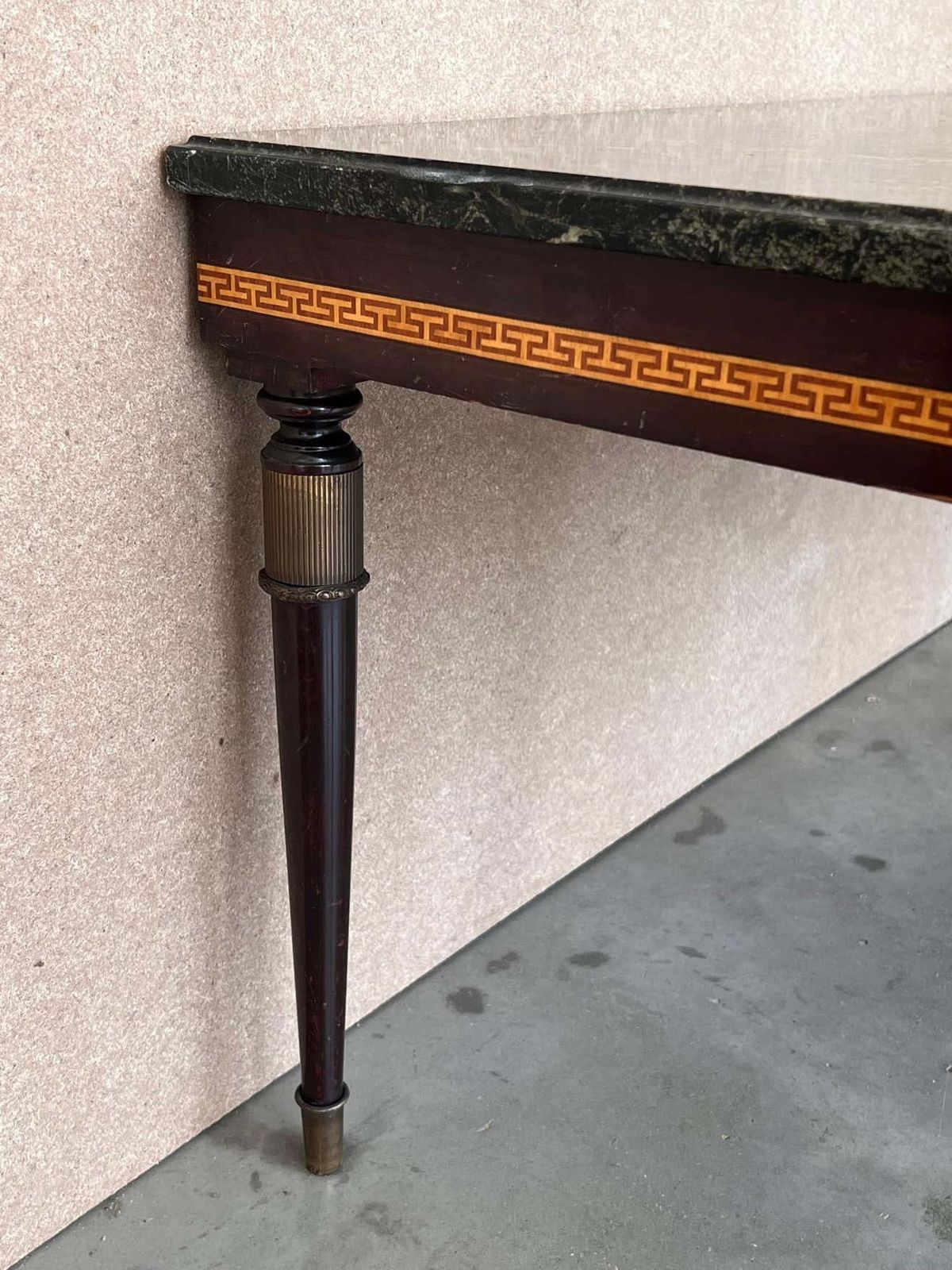 4390.0 Ensemble de trois tables basses modernistes italiennes mid-century à montures en bronze photo