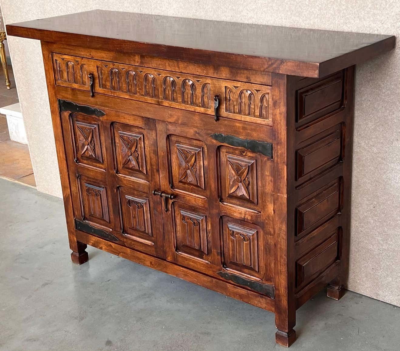 Buffet espagnol du XXe siècle en noyer sculpté, style toscan, un tiroir photo 3300.0