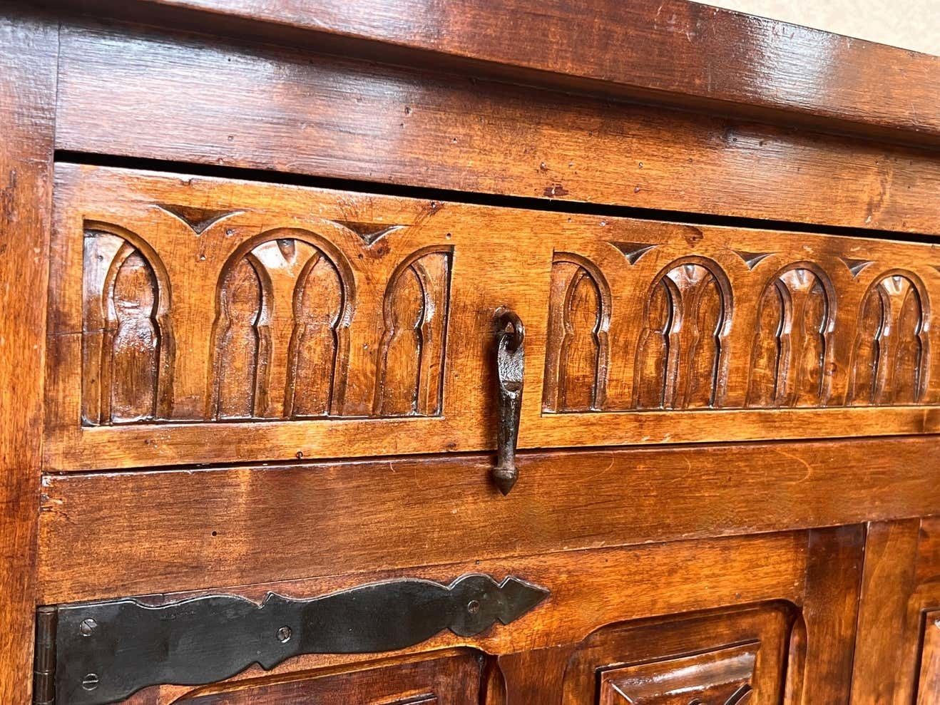 Mobilier Buffet espagnol du XXe siècle en noyer sculpté, style toscan, un tiroir photo