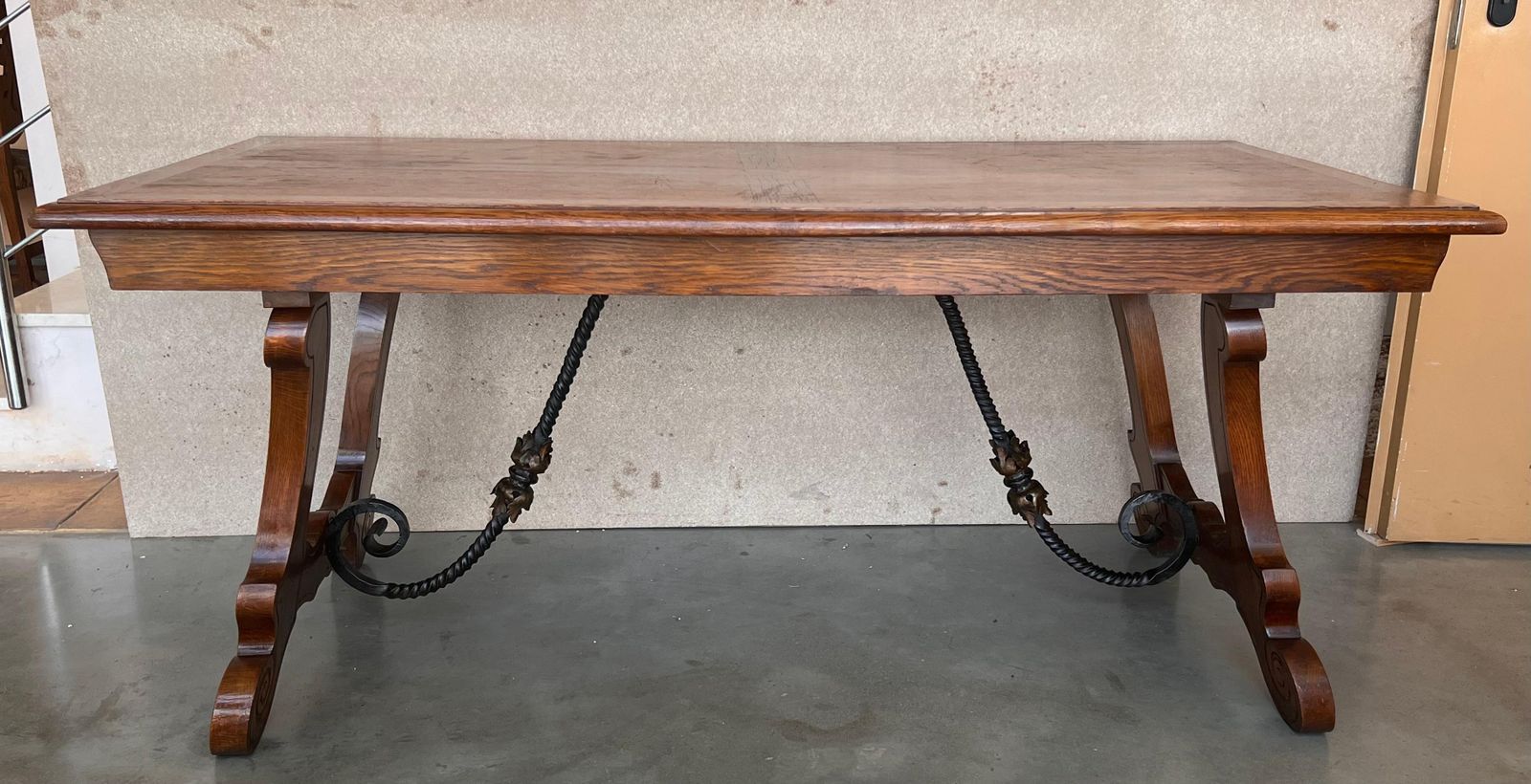 Table à manger espagnole en chêne, pieds en lyre sur tréteaux, XXe siècle photo for sale