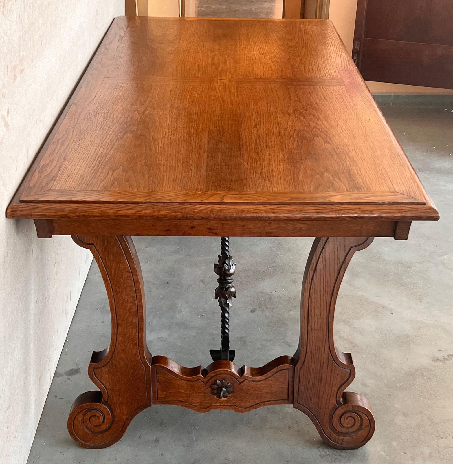 Table à manger espagnole en chêne, pieds en lyre sur tréteaux, XXe siècle photo vintage