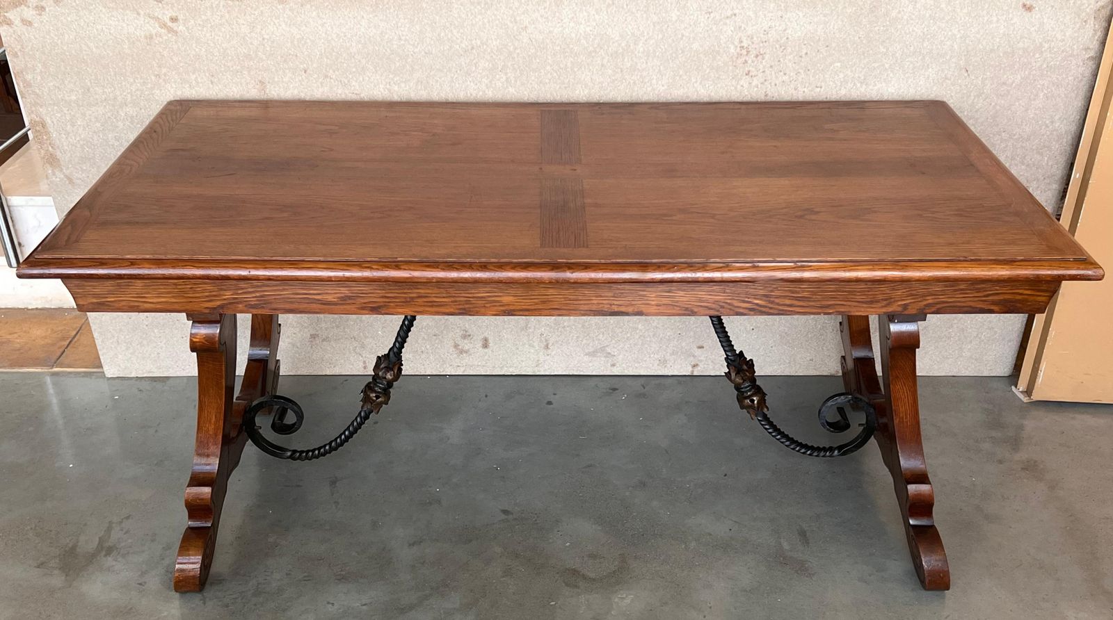 5644.0 Table à manger espagnole en chêne, pieds en lyre sur tréteaux, XXe siècle photo