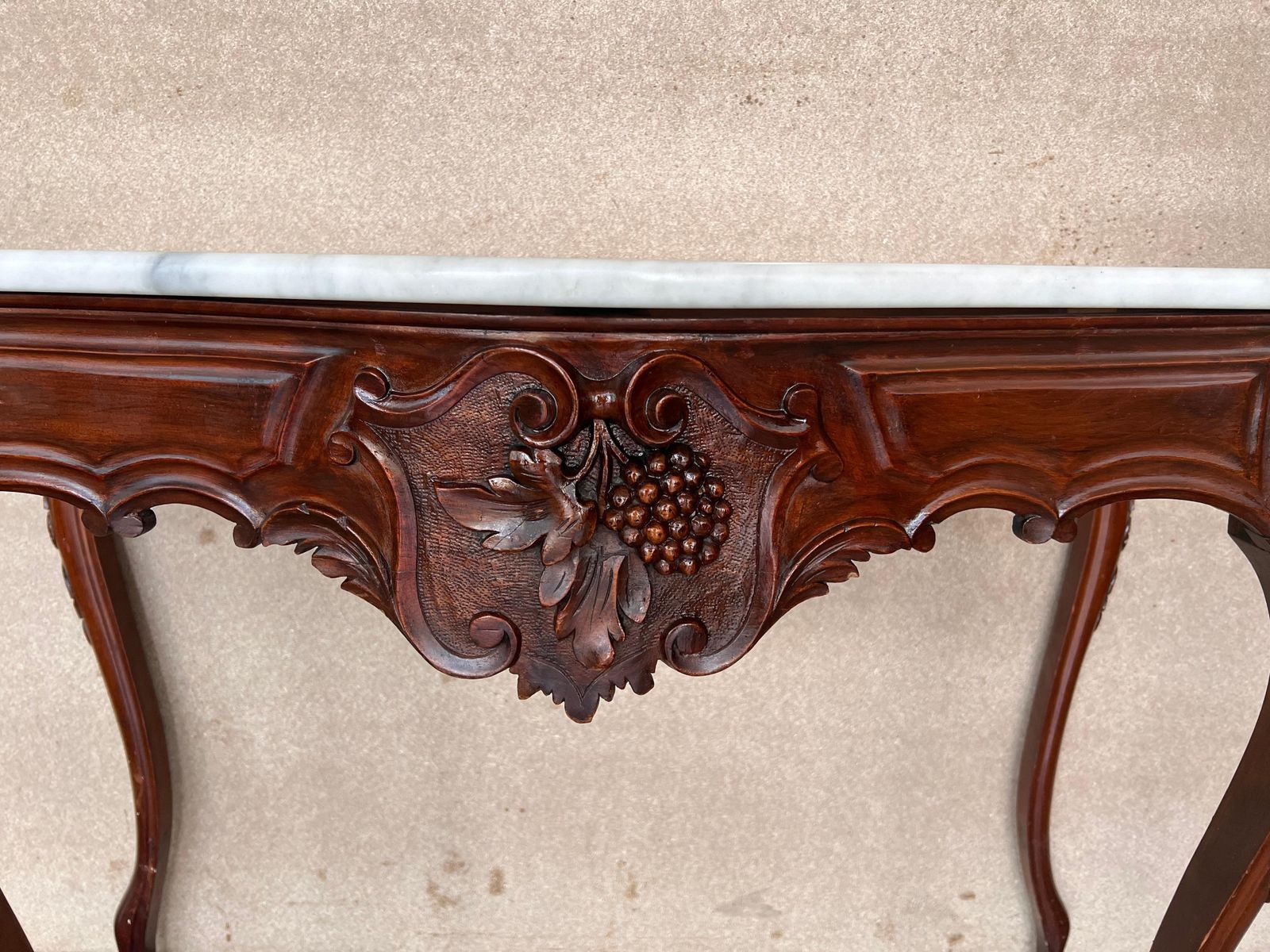 Console de style Régence française en noyer sculpté, plateau en marbre blanc photo vintage