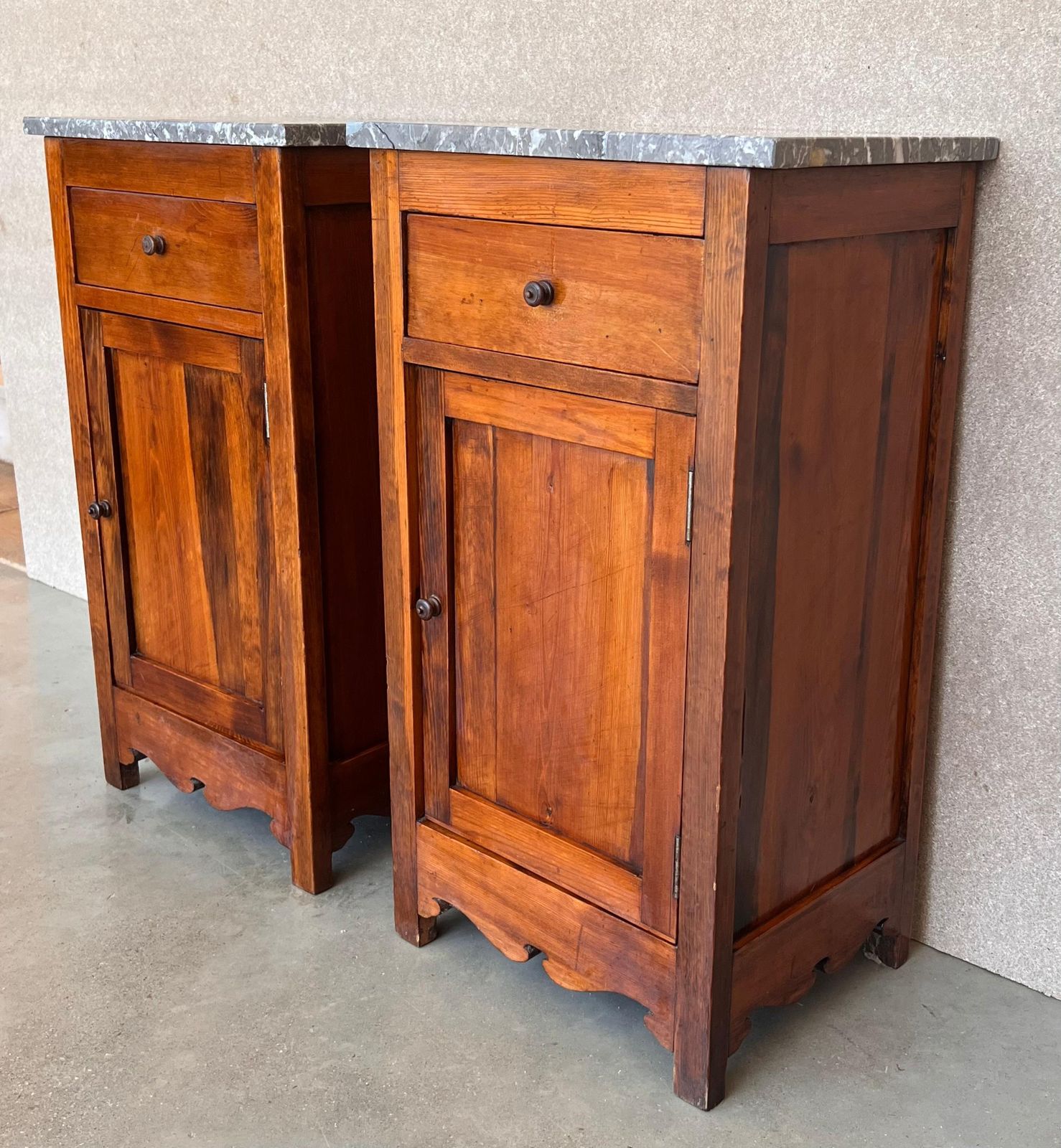 Paire de tables de chevet Biedermeier du XXe siècle, plateau en marbre, un tiroir et une porte photo for sale