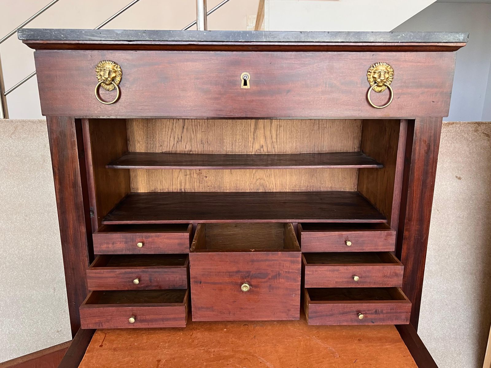 photo furniture Secrétaire à abattant Charles X en placage de loupe d'acajou, XIXe siècle