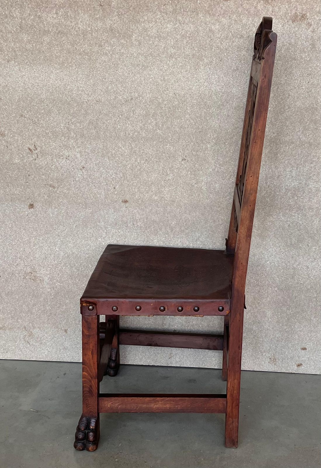 Ensemble de quatre chaises françaises en noyer sculpté, pieds tournés et griffes, XIXe siècle photo vinterior