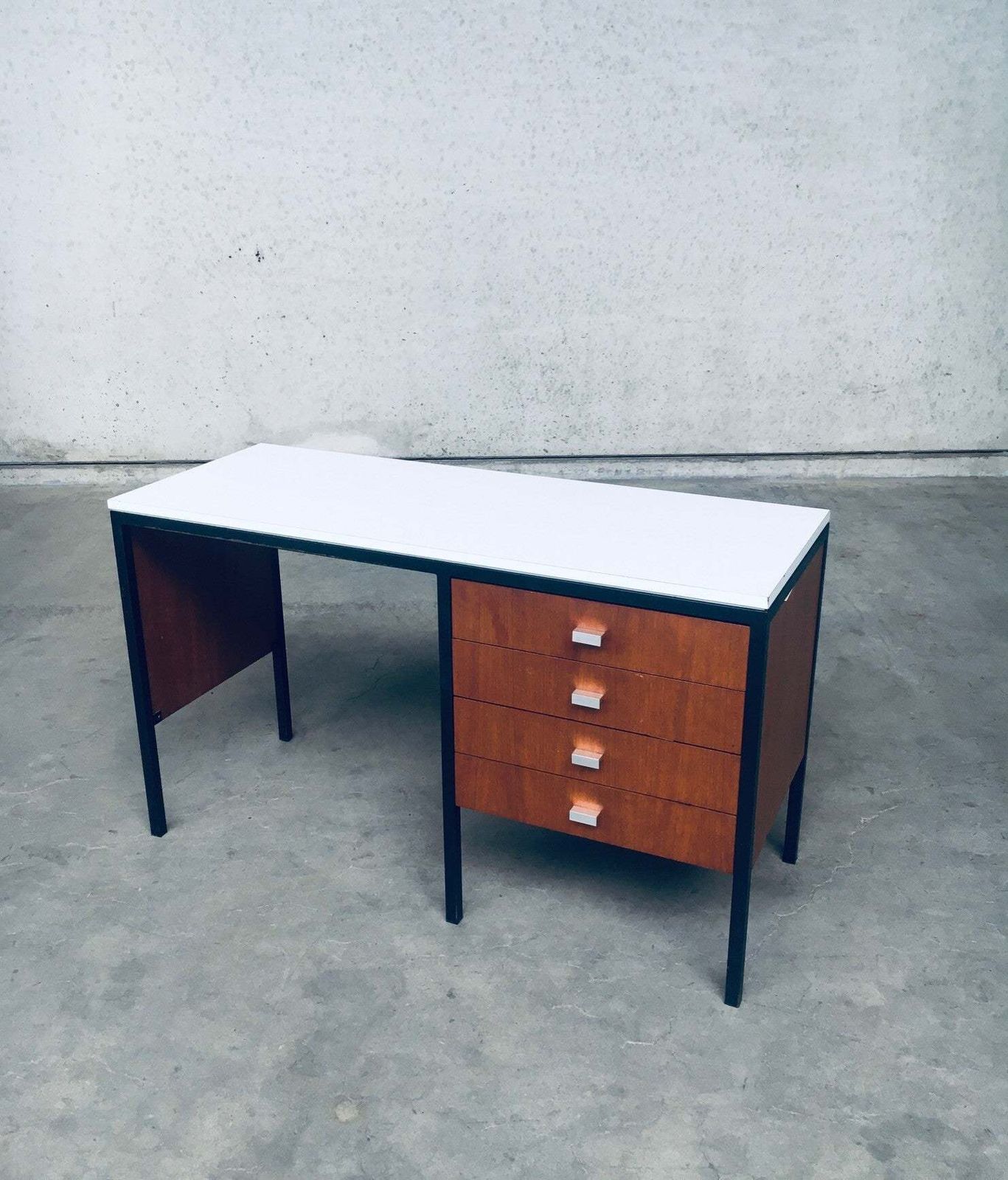Mid Century Modern Bureau, Nederlands Design, Jaren 1960 photo furniture