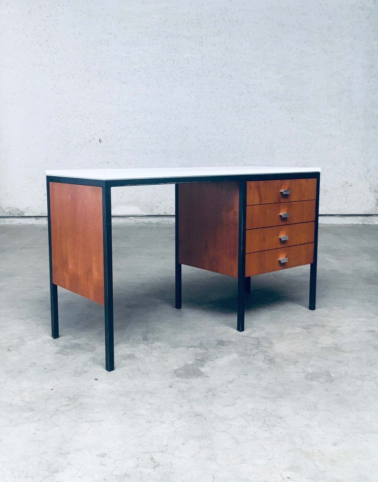 photo furniture Mid Century Modern Bureau, Nederlands Design, Jaren 1960