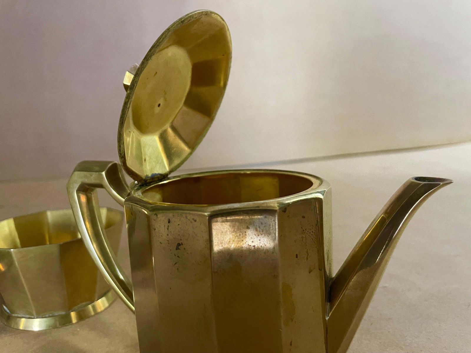 Art Deco Oreum Coffee And Sugar Pot, France 1940, Metal And Gold Style Patina photo vinterior