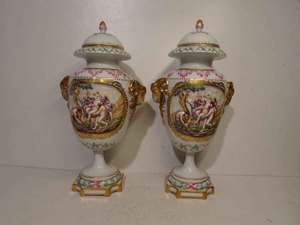 photo vinterior Antique 19th Century Lidded Porcelain Urn Vases From Capodimonte, Italy, Set Of 2