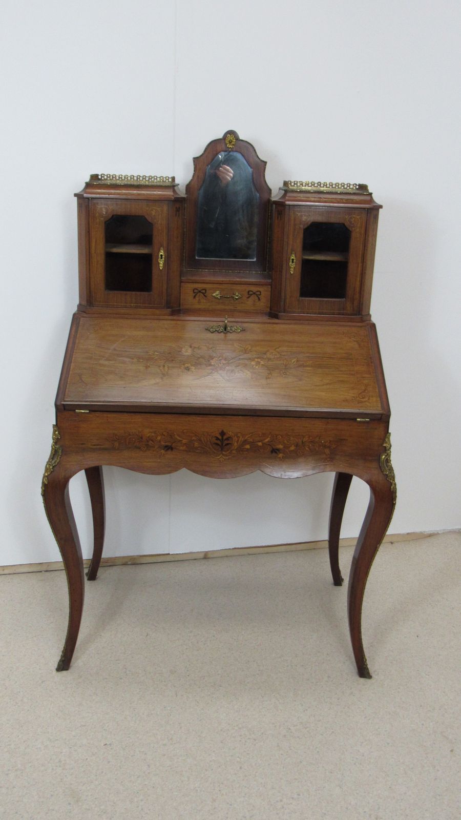 895.0 Lovely Walnut Ladies Desk, 1800s photo