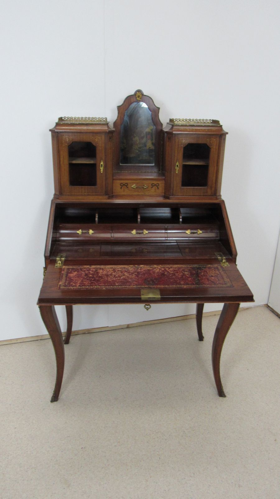 photo vinterior Lovely Walnut Ladies Desk, 1800s