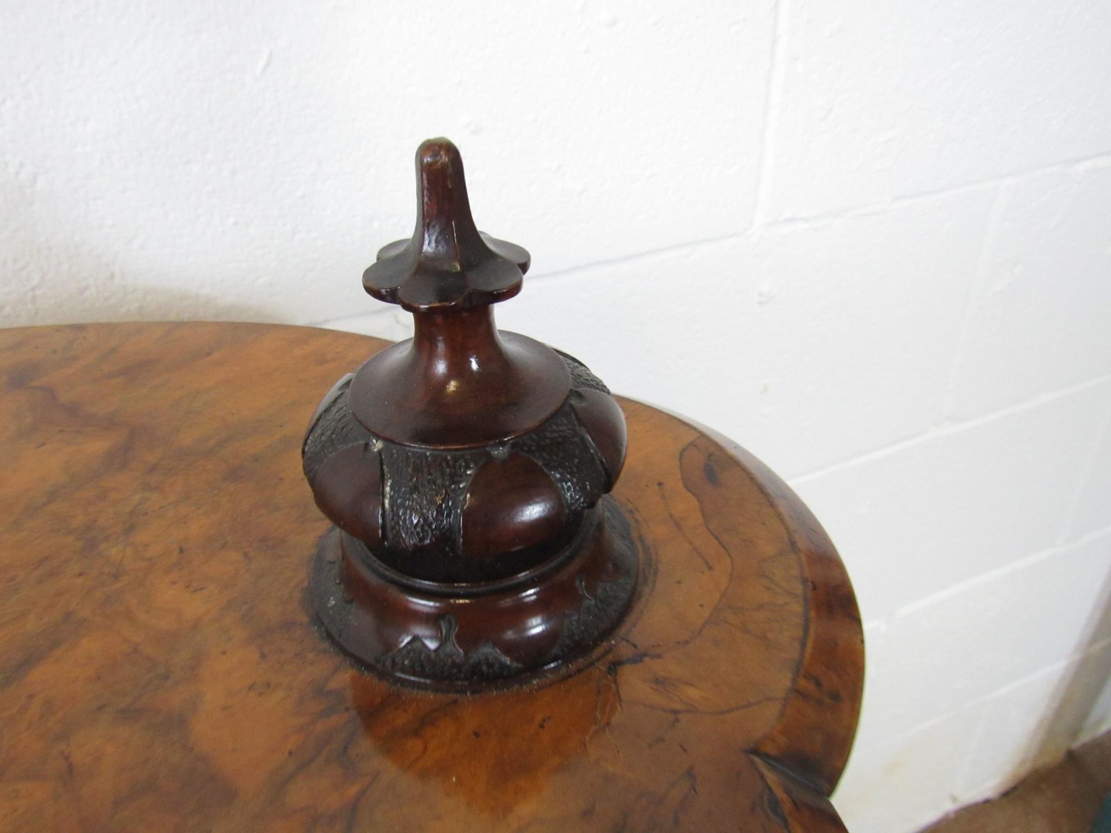 photo vintage Walnut Wotnot \ Etegere, 1800s